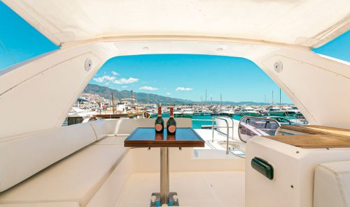 Alquiler de barcos en puerto Banús. Azimut 58 Fly.