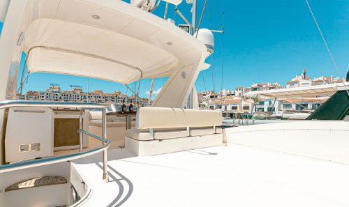 Alquiler de barcos en puerto Banús. Azimut 58 Fly.