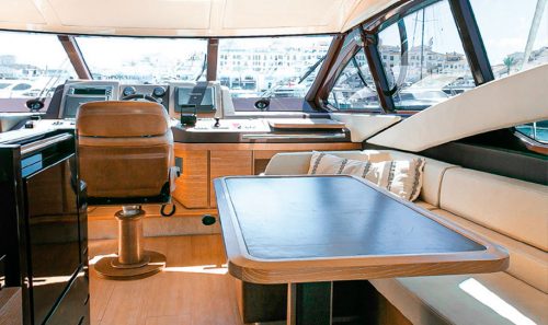 Alquiler de barcos en puerto Banús. Azimut 58 Fly.