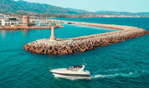Alquiler de barcos en puerto Banús. Fairlane Targa.