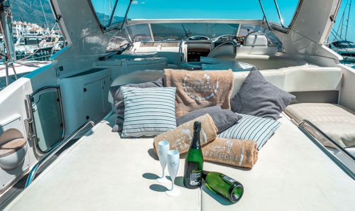 Alquiler de barcos en puerto Banús. Fairlane Targa.