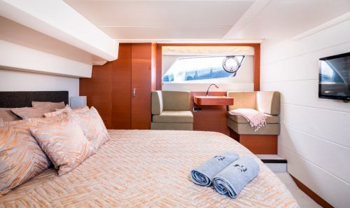 Alquiler de yates en puerto Banús. Prestige 50.