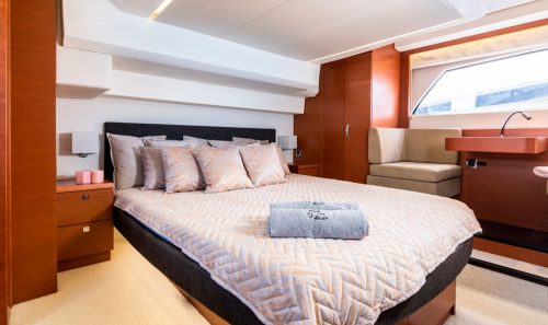 Alquiler de yates en puerto Banús. Prestige 50.