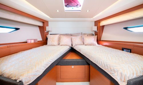 Alquiler de yates en puerto Banús. Prestige 50.