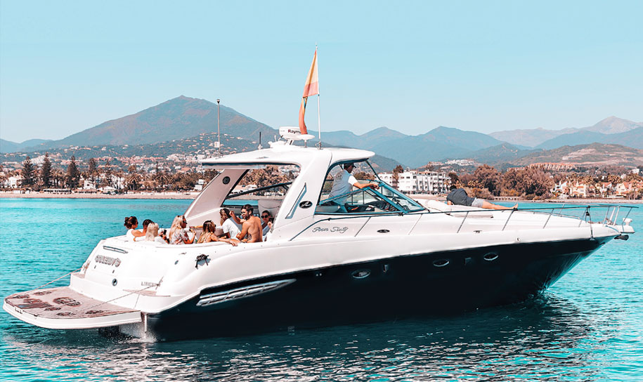 Alquiler de barcos en puerto Banús. Sea Ray Sundance 46.