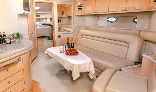 Alquiler de barcos en puerto Banús. Sea Ray Sundance 46.