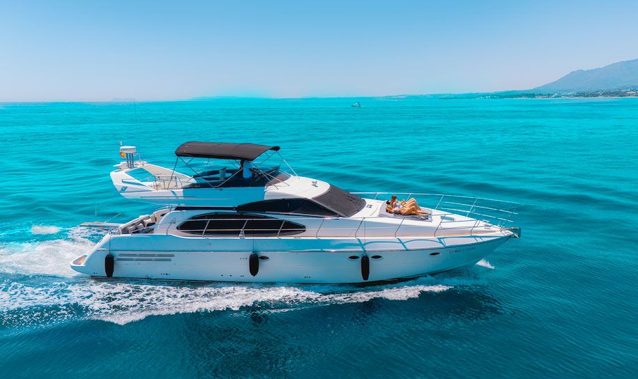 Alquiler de yates en puerto Banús. Azimut 58.
