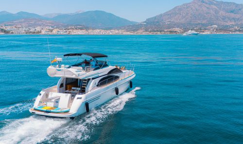 Alquiler de yates en puerto Banús. Azimut 58.