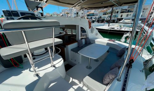 Alquiler de catamarán en puerto Banús, Marbella, Lagoon 380.