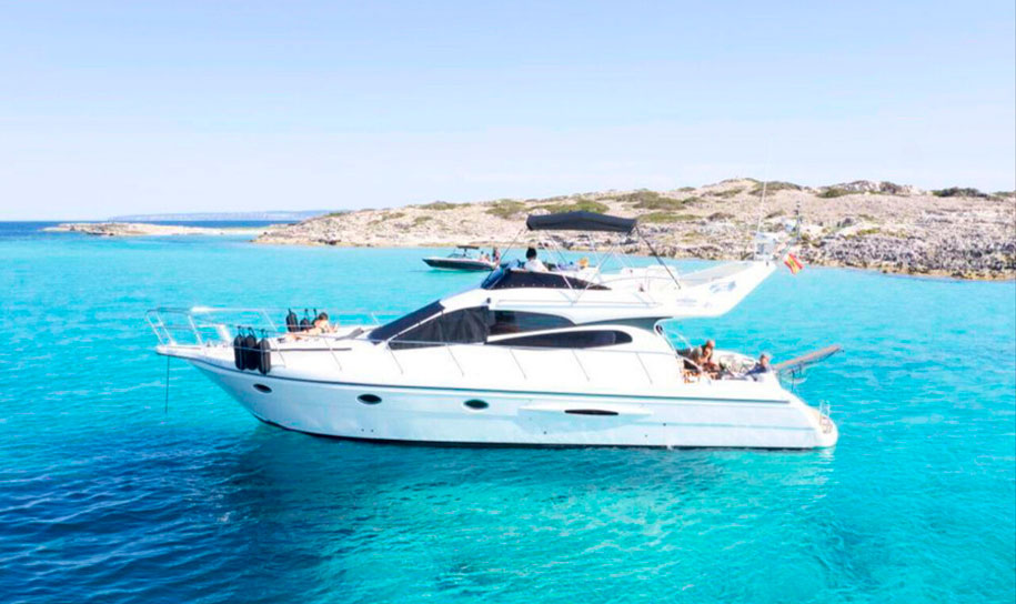 Yacht charter in Puerto Banús, Marbella. Doqueve Majestic 46.
