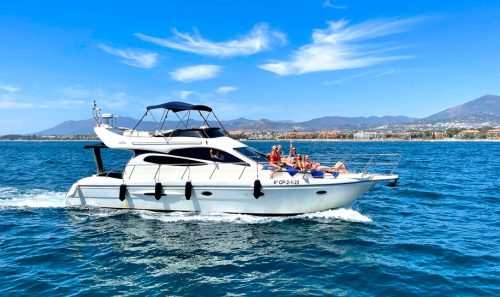 Alquiler de yate en puerto Banús, Marbella. Doqueve Majestic 46.