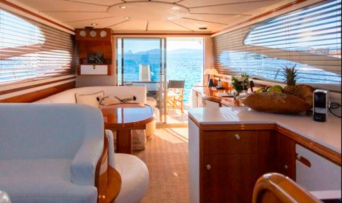 Alquiler de yate en puerto Banús, Marbella. Doqueve Majestic 46.