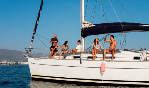 Alquiler de velero en puerto Banús, Marbella. Sailboat Mistral.