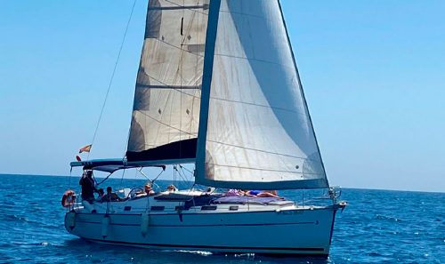 Alquiler de velero en puerto Banús, Marbella. Sailboat Mistral.