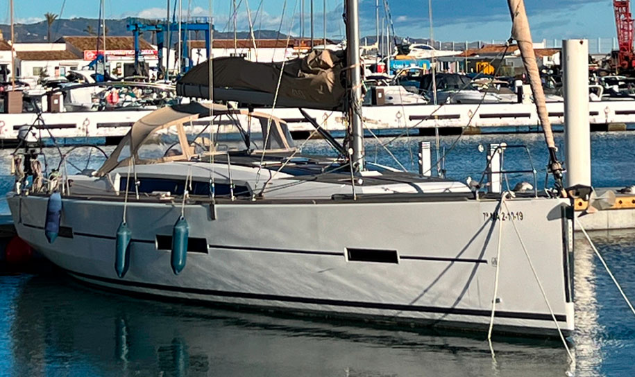 Alquiler de velero en puerto Banús, Marbella. Sailboat Váruna.
