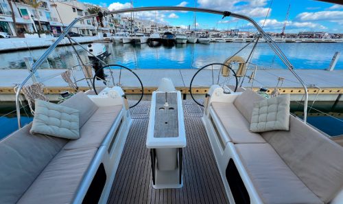 Alquiler de velero en puerto Banús, Marbella. Sailboat Váruna.