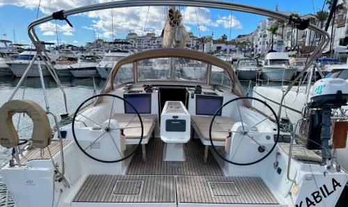 Alquiler de velero en puerto Banús, Marbella. Sailboat Váruna.