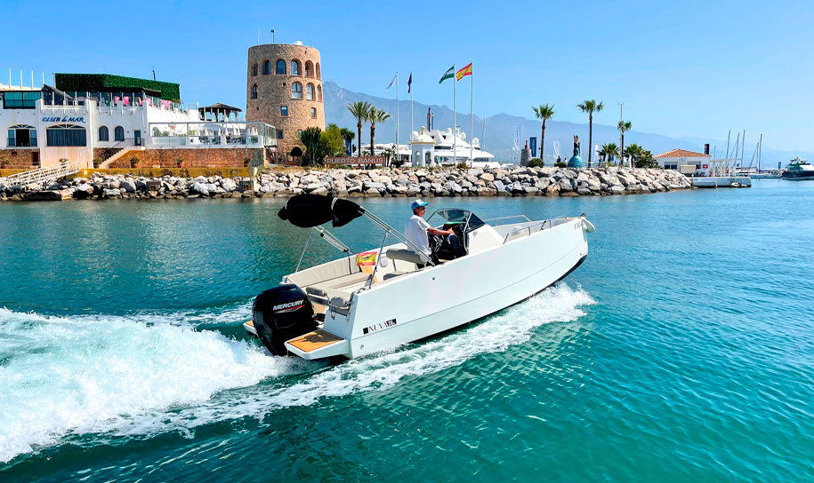 Alquiler de lancha en Puerto Banús, NUVA M6 Open.